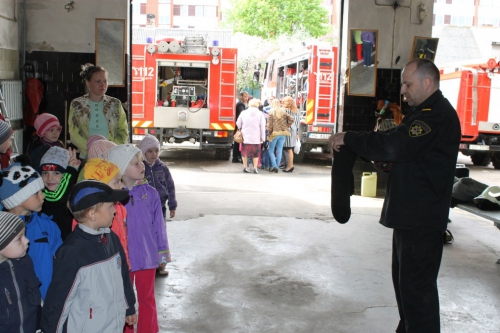 Bērnudārza bērni ciemojās pie ugunsdzēsējiem_3