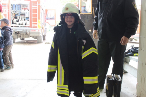 Bērnudārza bērni ciemojās pie ugunsdzēsējiem_4
