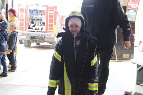 Bērnudārza bērni ciemojās pie ugunsdzēsējiem_6