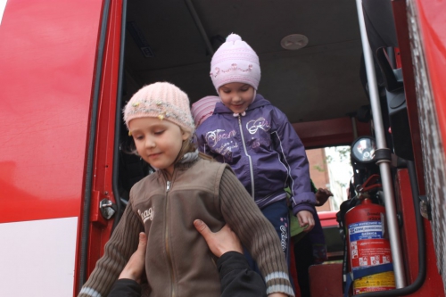 Bērnudārza bērni ciemojās pie ugunsdzēsējiem_18