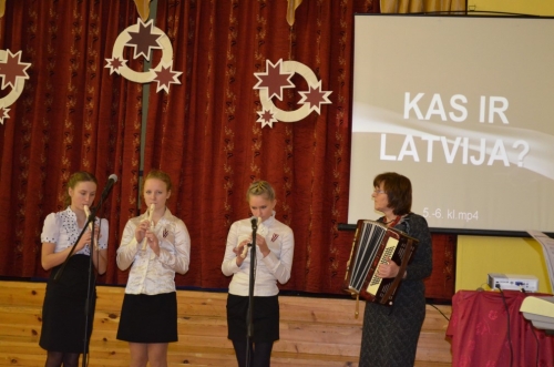 Latvijas simboli un karoga krāsas Liepu pamatskolā 2016.gada novembrī_65