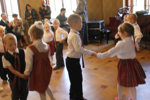 PII Jāņtārpiņš bērni uzstājās Lūznavas muižā 12.05.2017._8