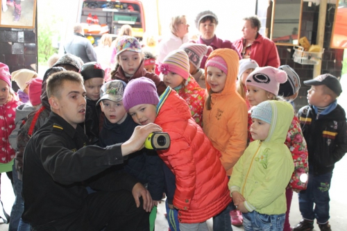Bērni ciemojās pie ugunsdzēsējiem_24