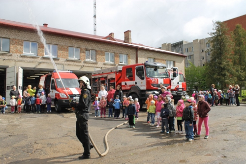 Bērni ciemojās pie ugunsdzēsējiem_28