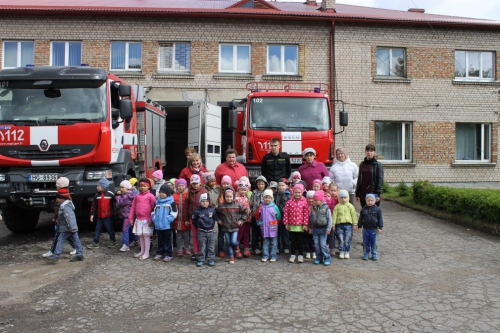 Bērni ciemojās pie ugunsdzēsējiem_62