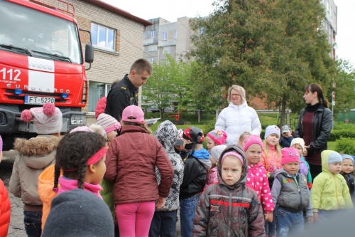 Bērni ciemojās pie ugunsdzēsējiem_64