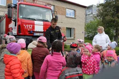 Bērni ciemojās pie ugunsdzēsējiem_65