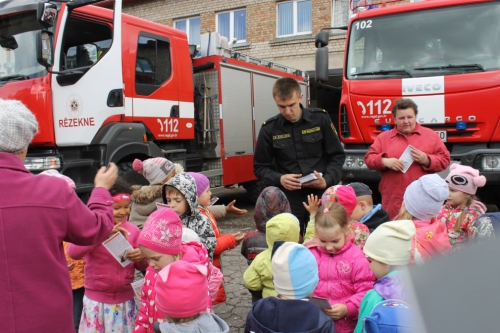 Bērni ciemojās pie ugunsdzēsējiem_67